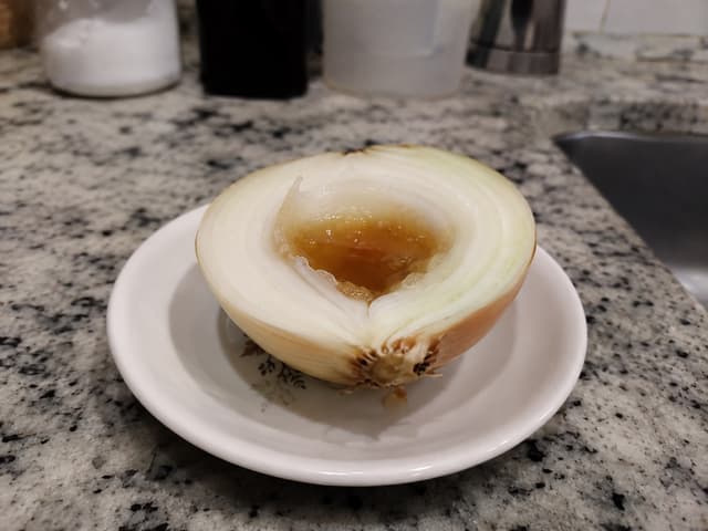 Mezza cipolla con lo zucchero dentro