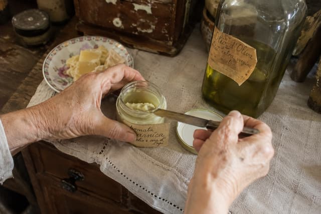 Il vasetto con la cera d'api e l'olio