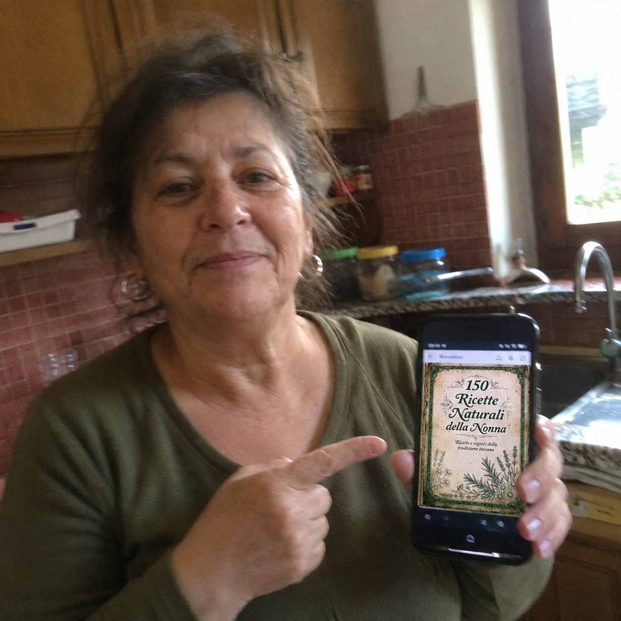 Rosanna con il manuale digitale aperto sul telefono